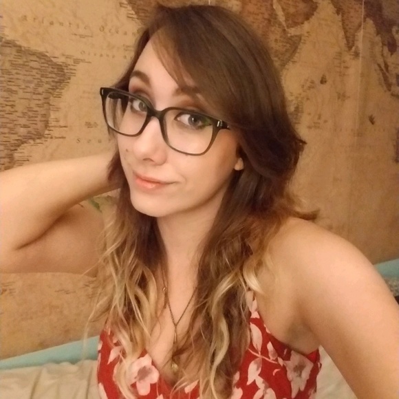 Meet your Posher, Alyssa - Picture 1 of 1